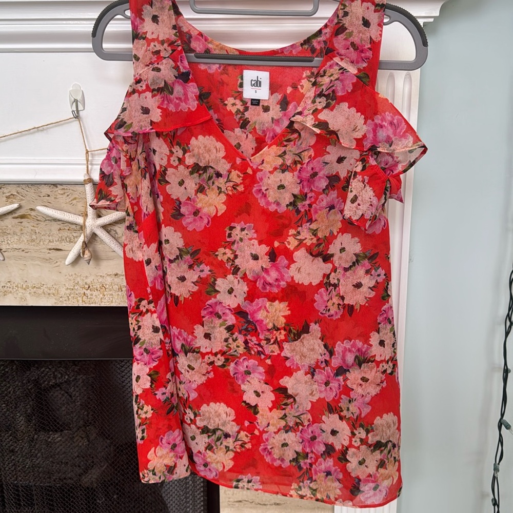 Cabi Red Floral Cold Shoulder Ruffle Sleeve Blouse SZ Small.